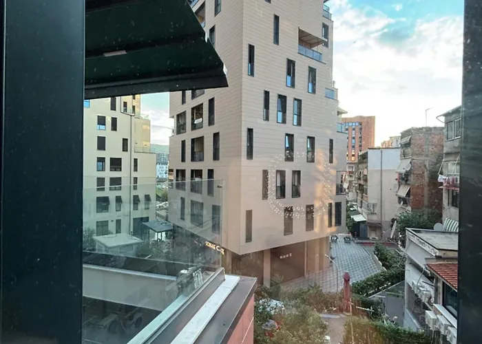 Oasis Near The 地拉那